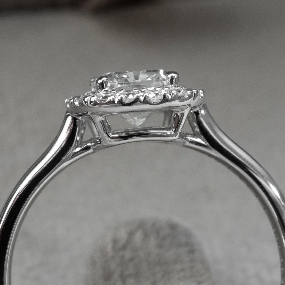 IGI Ring Cushion Halo 750 white gold 0.86ct F/VS1